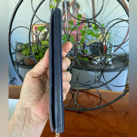 Givency Beautiful Leather Wallet with Box,Dustbag and paperwork - Picture 5 of 16